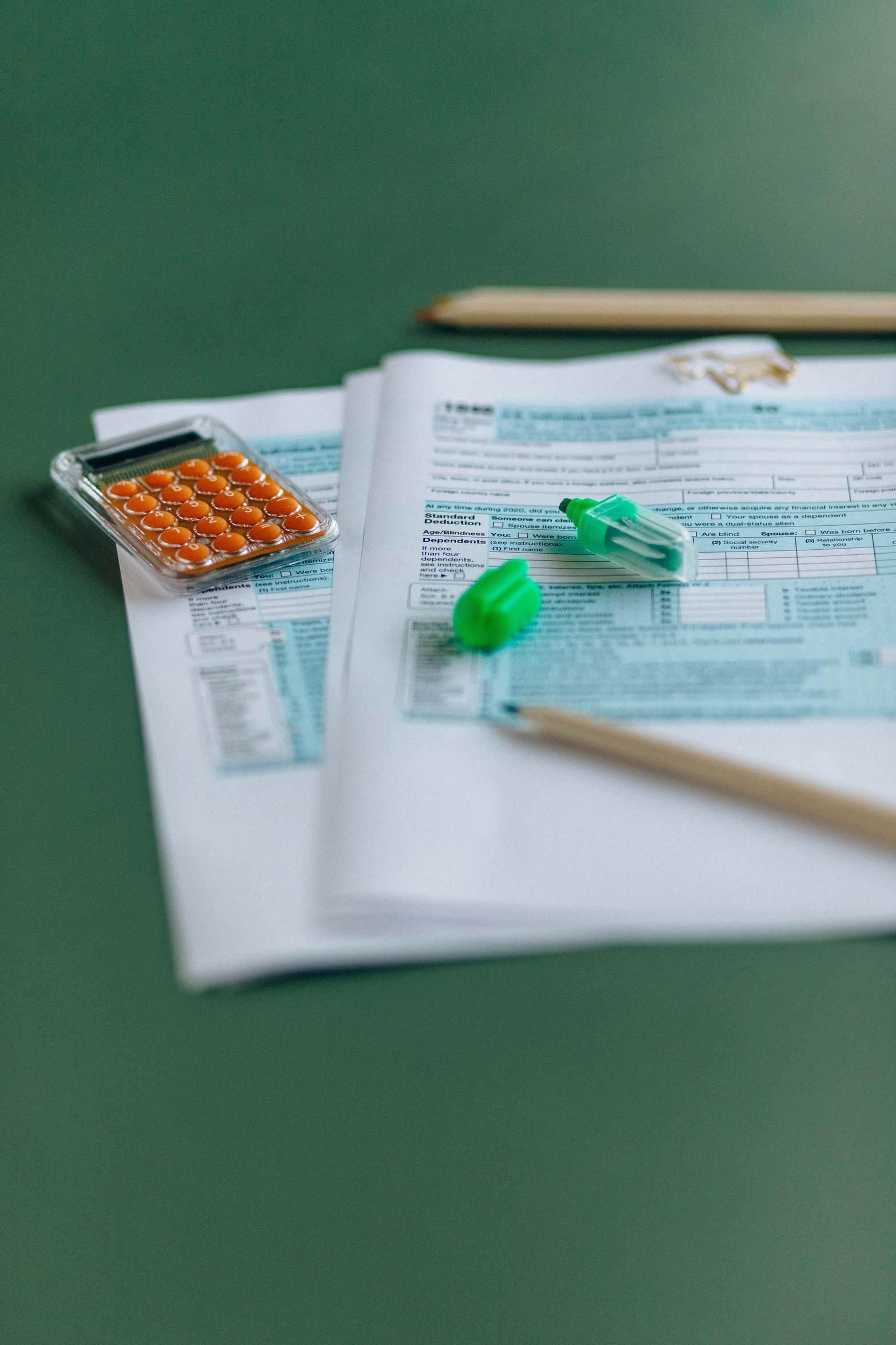 Nahaufnahme von Steuerunterlagen mit Taschenrechner auf einem Tisch